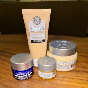 It cosmetics hudvård kit - Ett hudvårdskit från it cosmetics med fullstor dagkräm och ögonkräm och resestorlek på nattkräm och cleanser. Endast testade. Nypris ca: 1500