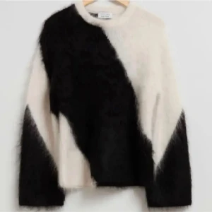 Svart och vit tröja från other stories - Säljer en supercool svart och vit tröja från Acne Studios. Den har en unik design med diagonala färgblock och är gjord i ett mjukt material som känns lyxigt. Perfekt för både höst och vinter. Passar till allt från jeans till kjol!