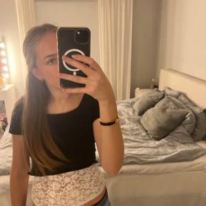 Svart och vit spets topp - Säljer detta snygga spetsning tillsammans med en snygg t-shirt till. Såå snyggt men använder inte längre, hör av er vid frågor 🥰