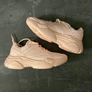 Rosa sneakers - Nya sneakers, helt oanvända, köpta i usa, priset går att diskutera 