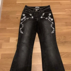 Svart/grå utsvängda byxor  - Snygga och unika byxor med pärlor på!! De är utsvängda och har passformen av midwaist🩷 De passar mig bra som är 163 cm!