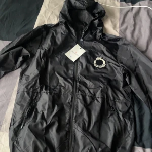 Moncler vindjacka - Säljer min Moncler vindjacka/Regnjacka, Storlek L.
