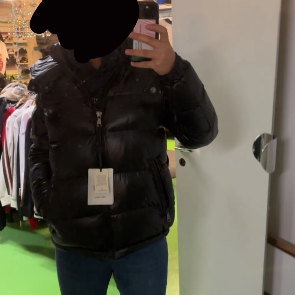 Säljer en snygg svart pufferjacka från Moncler i mycket bra skick. Jackan har en glansig finish och är perfekt för kalla vinterdagar. Den har en praktisk huva och dragkedja framtill. Moncler-loggan finns på ärmen. Perfekt för dig som vill hålla stilen i vinter! Priset kan diskuteras/🖤. Jackor.