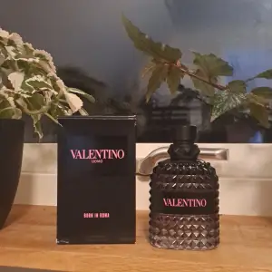 Hej säljer min Valentino Born in Roma Parfym. Det är minst 90ml kvar i den men skulle säga runt 95ml. Enda defekter är att boxen är lite skadad. Paketet skickas med bubbelplast! 😊 Kom gärna med Prisförslag!