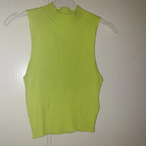 Crop top - Lime grön crop top. Använd ett flertal gånger men fortfarande i bra skick. Den är lite sliten vid ena ärmen.