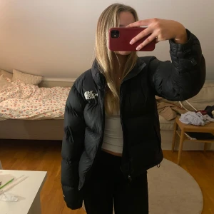 Svart Retro Nuptse jacket north face dunjacka - Den snygga virala svarta puffer jacket från The North Face! 🗻🤎 Nypris är 3700kr
