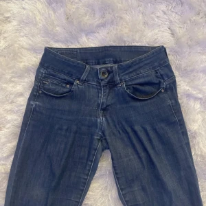 Low waist bootcut jeans - Säljer ett par snygga blå lpgmidjade jeans som är omsydda till bootcut. Storlek W26 L32. Väldigt bekväma och stretchiga. Skriv för  frågor eller bilder💗 
