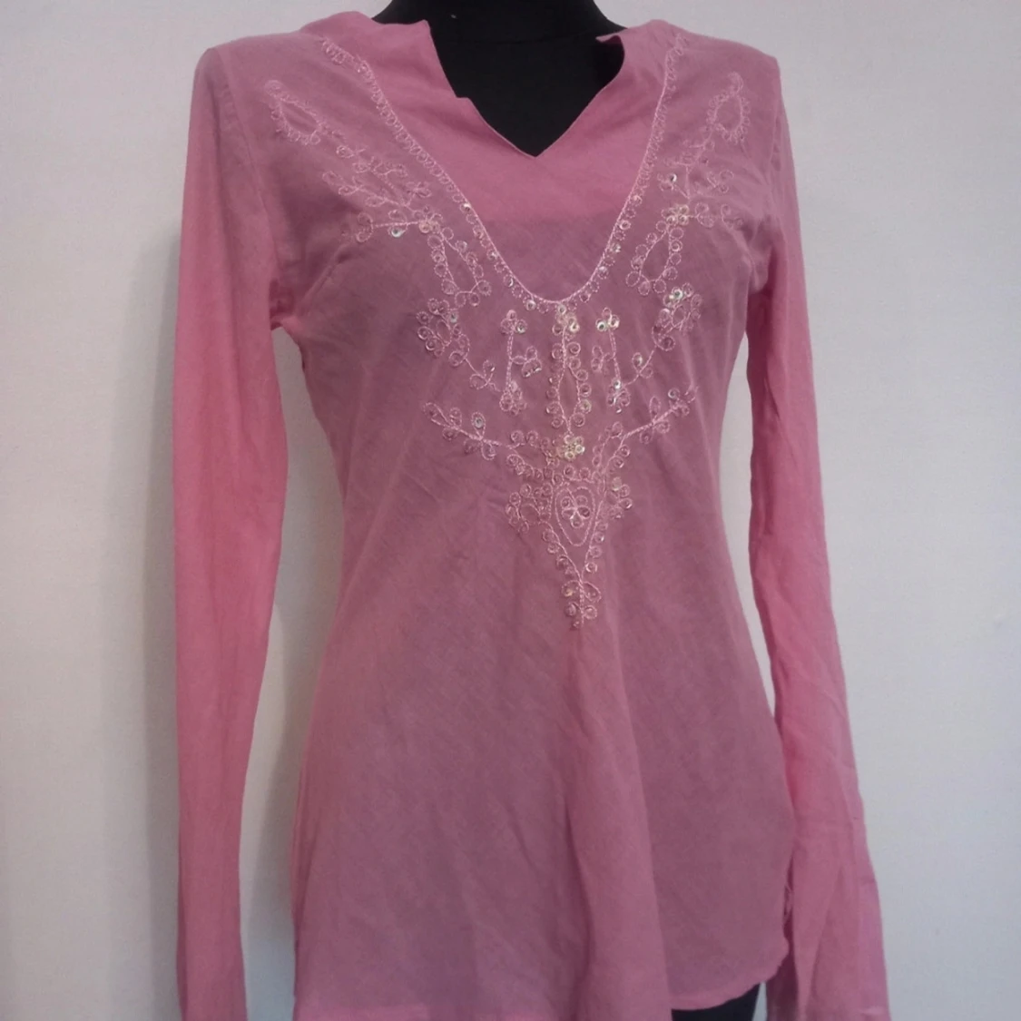 Rosa långärmad blus med broderi