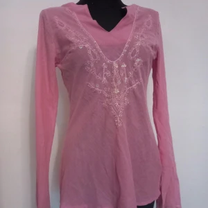 Rosa långärmad blus med broderi - Rosa blus med v-ringning och broderade detaljer framtill. Den är långärmad och är lätt och luftig. Inte min bild 🤍