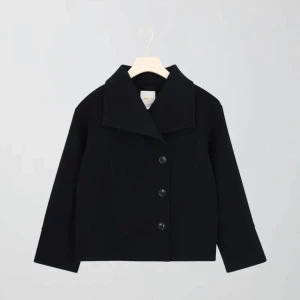  Gina kappa Young  - Säljer min svarta kappa i storlek 170. Mycket fin , använd några gånger, är i mycket bra skick, säljer pågrund av den är för stor för mig (är 153). Slutsåld på hemsidan. Perfekt höst jacka.