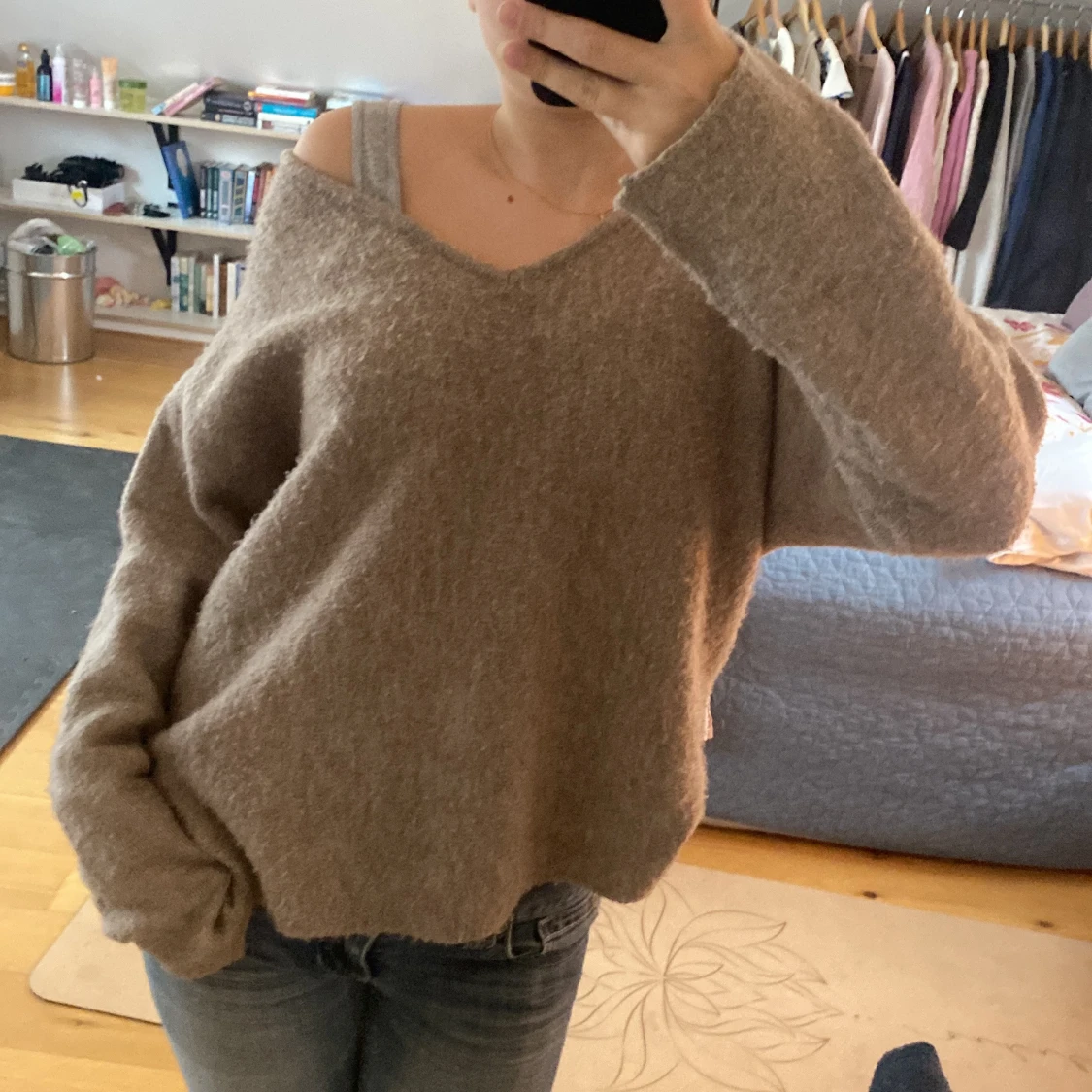 Beige stickad off shoulder tröja