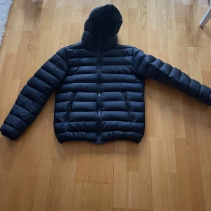 Colmar Jacka - Säljer denna Colmar jacka som är i storlek ”50”. Den är använd en vinter så i fint skick. Säljes då den har blivit lite för liten.