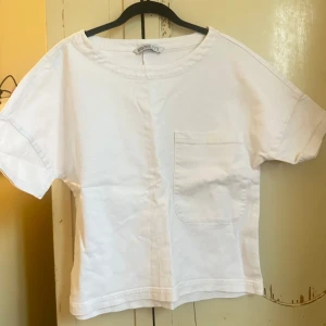 Jeans topp - Så cool jeans topp från zara! Storlek S oversized, superbra skick!