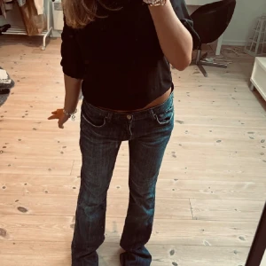 Mörkblå jeans med broderade bakfickor - Säljer ett par snygga mörkblå  bootcut jeans i bra skick från 7 for all mankind, nypris är ca 2000. Jätte fina detaljer på bakfickorna. Midjemått ca 41 rakt över och innebenslängd ca 80💕