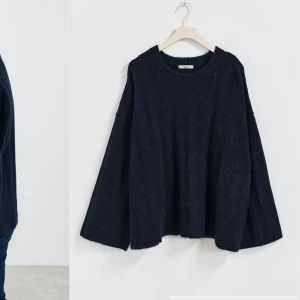 Mörkblå stickad tröja - Använd 2 gånger, skriv för fler bilder