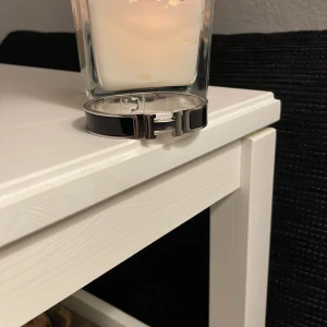 Svart och silver armband - Snyggt och stilrent armband i svart och silver. Armbandet har en modern design med en elegant låsdetalj. Perfekt accessoar för både vardag och fest. Passar bra till olika outfits och ger en touch av elegans.