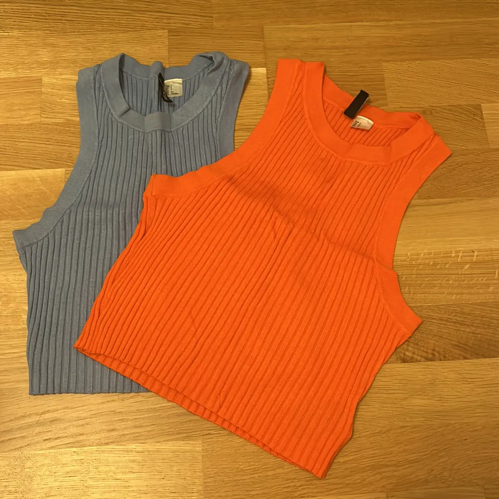 Säljer två ribbade ärmlösa toppar från H&M Divided i storlek S (1 för 80kr 2 för 50kr). En i ljusblå och en i orange, perfekta för sommaren. De är croppade och har en tight passform, vilket gör dem supertrendiga och bekväma. Perfekta för en avslappnad dag eller en utekväll!. Toppar.