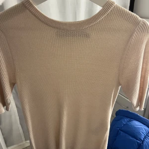 Beige stickad tröja - Säljer en superfin beige stickad tröja i mycket bra skick. Perfekt för höst och vår med sin mjuka och bekväma passform. Tröjan har en klassisk rund hals och långa ärmar, vilket gör den idealisk för lager-på-lager-stil. Ett måste i garderoben för en stilren look!