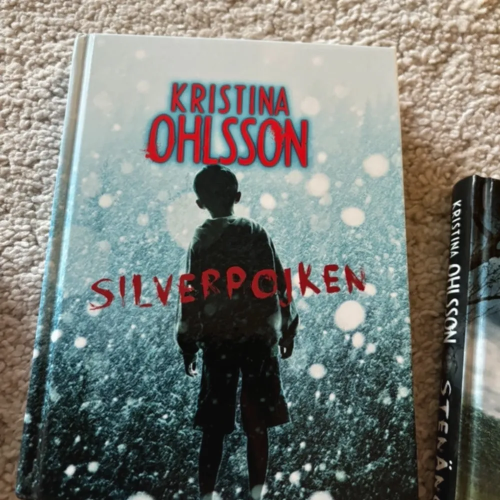 Säljer en spännande bokserie av Kristina Ohlsson som inkluderar 'Glasbarnen', 'Silverpojken' och 'Stenänglar'. Perfekt för dig som gillar mystik och äventyr. Böckerna har vackra omslag med mystiska och lite kusliga motiv. Passar perfekt för höstläsning när mörkret faller på. 📚✨ Säljer fler böcker, kolla min profil! . Böcker.