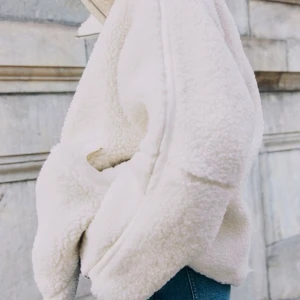 Ny vit teddyjacka pilejacka XS från HM - Ny med tags. En cremevit tjock och varm teddyjacka i mjuk pile med kantband i ytbehandlad kvalitet. Jackan har lös passform, ståkrage, tvåvägsdragkedja fram och kängurufickor. Fodrad. Storlek: XS (oversize) 