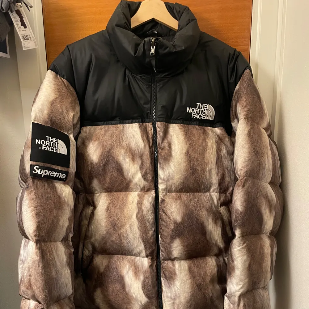 Klassiskt sammarbete mellan Supreme och The North Face från 2013. Storlek XL, very rare ✨  Bilden blev lite wack, DM för bättre bilder. Uppdaterar bilderna vid tillfälle.   Öppen för att diskutera pris. . Jackor.