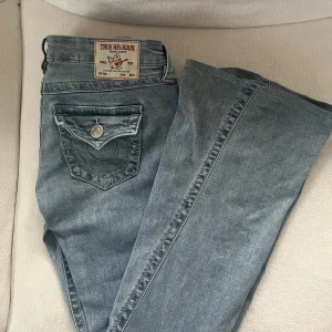 Blå jeans från True Religion - Säljer ett par snygga blå jeans från True Religion i modellen Joey. De är använda ca 2 gånger därav inga defekter eller tecken på användning💗