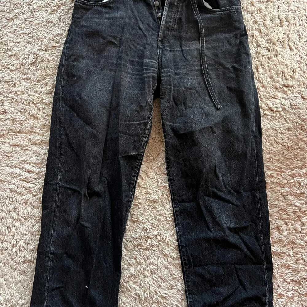 Acne Studios Toj 1991, vintage black!  Fint skick, sparsamt använda, litet hål k balfickan då jag satte mig på en dålig stol, inget man tänker på och funkar med designen.  Storlek 30/32 men stora i storleken, passar mer en 32/33 i midja, tror tanken är oversized, skate stil typ.    Nypris 4000kr.  Hälsningar//  Ludvig . Jeans & Byxor.