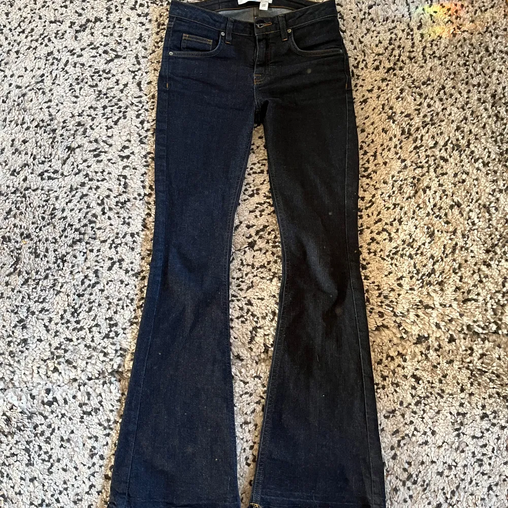 Lågmidjade bootcut jeans ifrån Victoria Beckham, jätte snygg färg🩷. Jeans & Byxor.