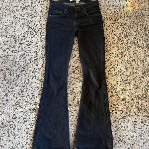 Victoria beckham jeans - Lågmidjade bootcut jeans ifrån Victoria Beckham, jätte snygg färg🩷