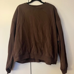 Brun sweatshirt - Säljer en brun sweatshirt i mycket bra skick från Weekday. 