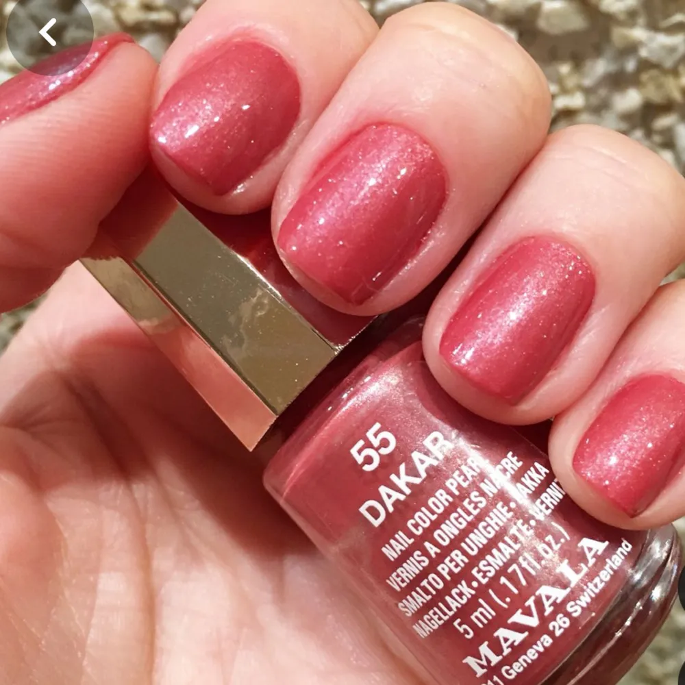 Snyggt nagellack från Mavala i färgen Dakar. Det är en pärlemorskimrande rosa nyans som ger en elegant touch till dina naglar. Perfekt för både vardag och fest! Flaskan innehåller 5 ml och är lätt att applicera med den smidiga borsten.. Skönhet.