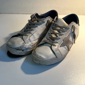 Golden goose  - Slitna golde goose. Går nog att laga hos en skomakare för några hundringar. Vänster sko är hel.