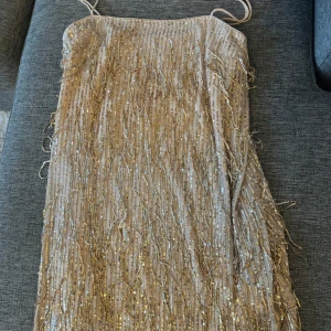 Guldig klänning  - Glittrig klännig. Så fin till nyår eller jul