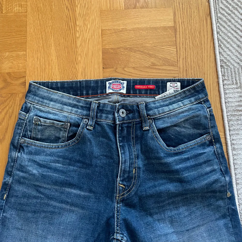 Säljer dessa jeans från Crocker som är nästan helt nya, bara använda fåtals gånger! Storlekarna är W: 29 och L:34🌟Skriv om du har frågor!. Jeans & Byxor.