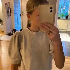 Säljer en superfin beige stickad tröja från Vero Moda. Helt okej skick, lite nopprig men inget man stör sig på!🧡