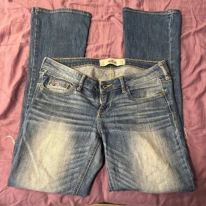 Hollister bootcut jeans - Säljer mina lågmidjade bootcut hollister jeans i mycket bra skick! Dem har även hål där det ena är lite högre upp än det andra❤️. Tveka inte och kontakta om tex fler bilder🥰