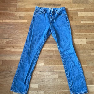 Blå jeans från Jack & Jones - Säljer ett par klassiska blå jeans från Jack & Jones i modellen Chris/Relaxed. De har en avslappnad passform och är perfekta för vardagsbruk. Jeansen har en knappgylf och fem fickor. Nypris 500:-