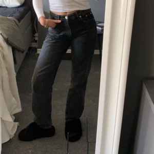 Svarta jeans i straight fit - Säljer ett par svarta jeans i straight fit. De är midwaist och har en klassisk design med fem fickor och knappgylf. Perfekta för både vardag och fest! 🖤