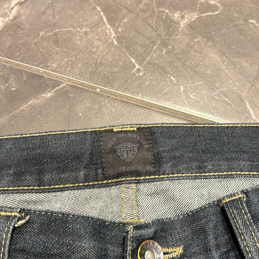 32/24 är måtten på dessa jeans, skicket är 7/10, skriv gärna frågor och funderingar . Jeans & Byxor.