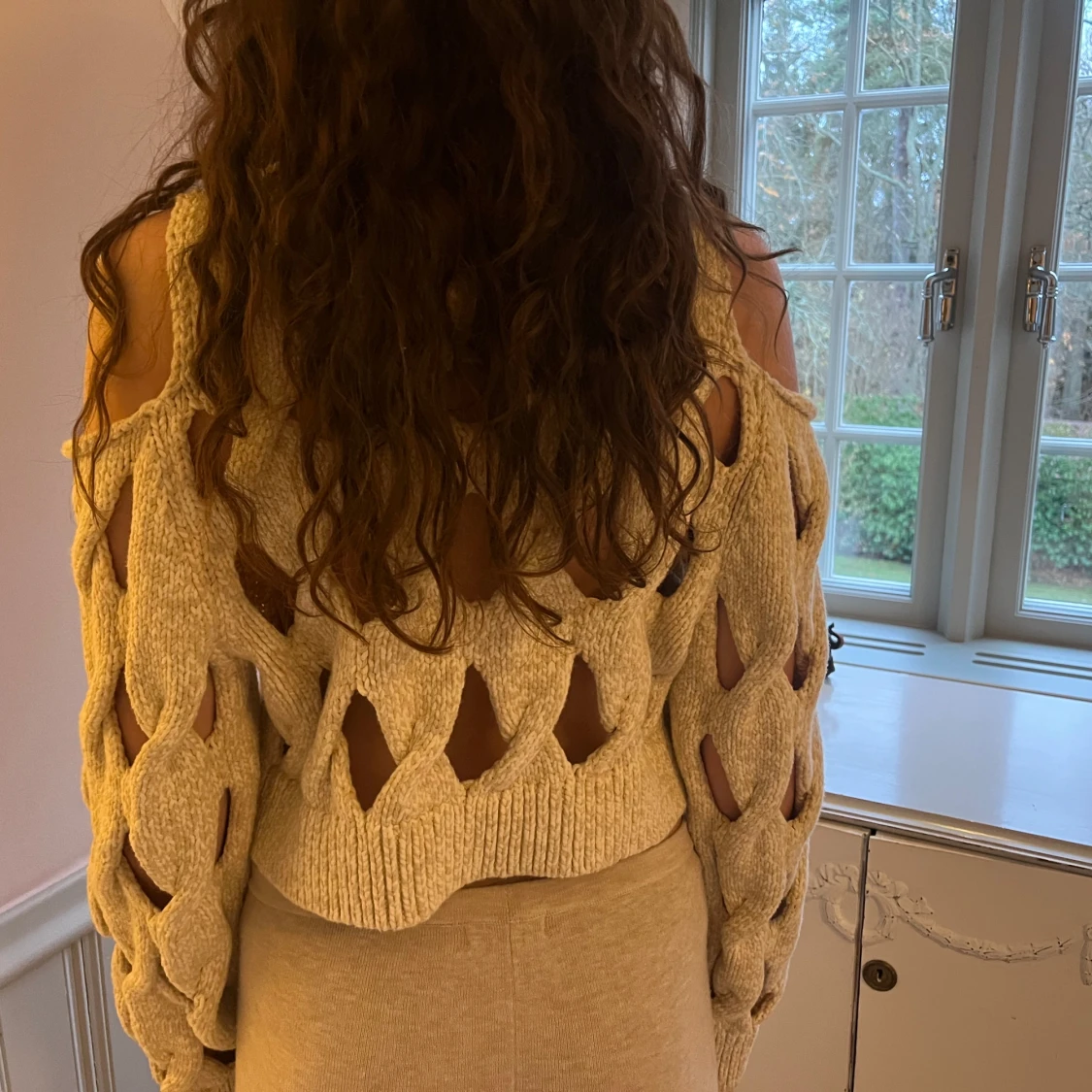 Beige stickad offshoulder tröja - 91