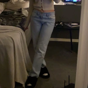 Ljusblå jeans - Säljer ett par ljusblå jeans i bra skick. De är midwaist och har en straight passform. Perfekta för både vardag och fest! 🦋