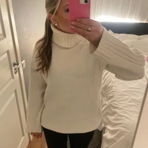 Vit stickad polotröja - Vit jätte mysig tröja från bikbok💓
