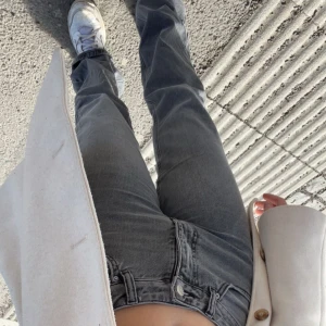 Grå jeans i väldigt bra skick - Säljer ett par grå jeans i väldigt bra skick. De har en klassisk straight passform och är perfekta för både vardag och fest. Jeansen är mid -waist. 