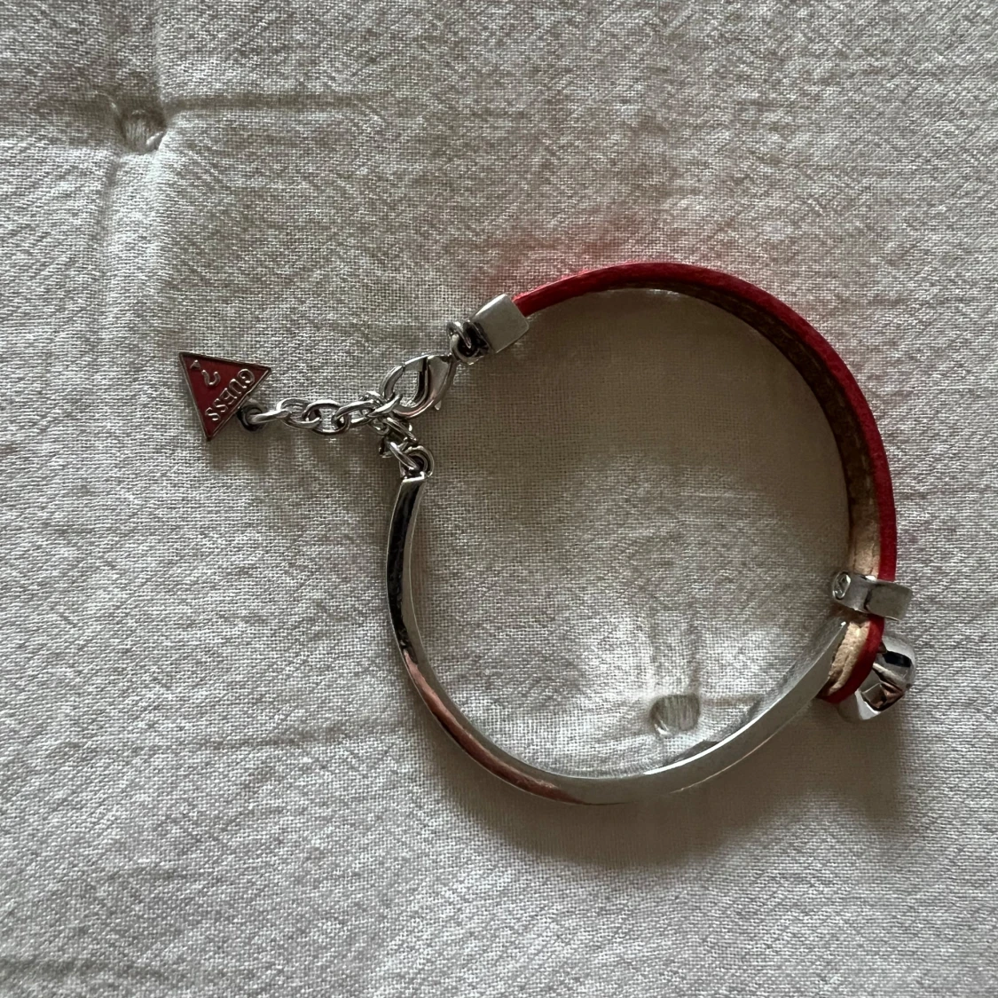 Rött armband med hjärta från Guess - 90