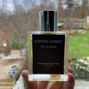 Theodoros kalotinis coffe Addict  - Mängd enligt bild 2 Boxen medföljer såklart  Byten funkar En fin doft som öppnar upp med en mjuk kaffe not som sen förvandlas till en fin karamell med kaffe