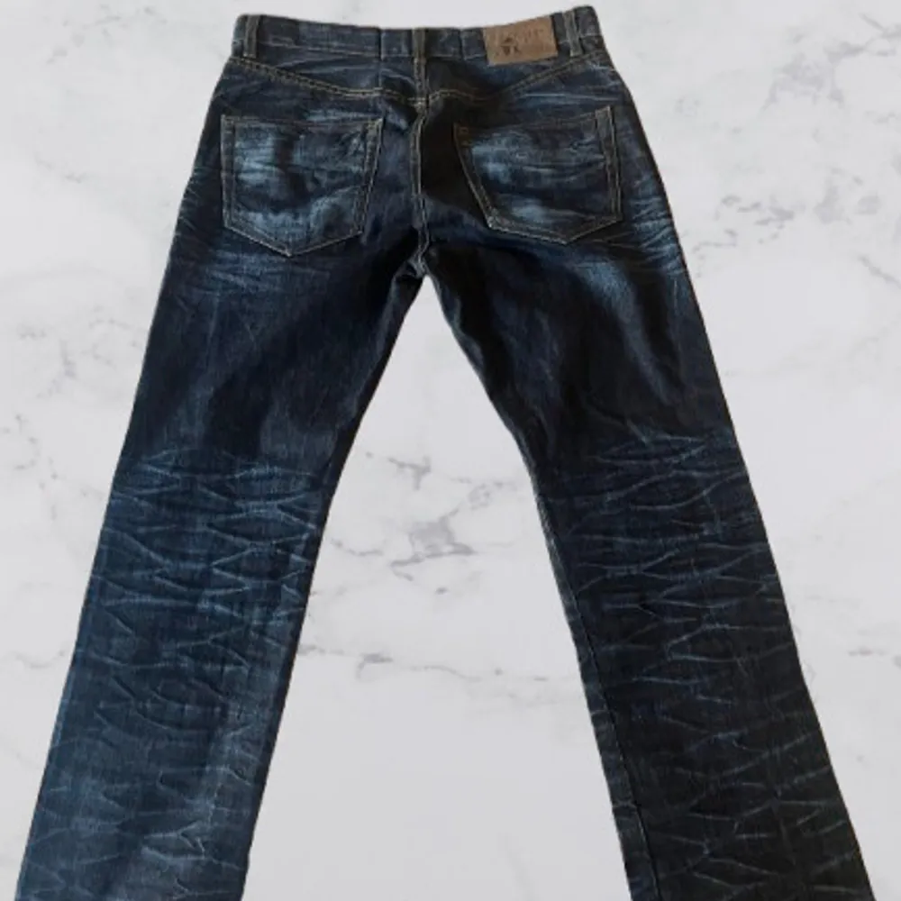 Säljer ett par mörkblå jeans från St George by Duffer. De har en klassisk femficksdesign och är i bra skick. Perfekta för både vardag och fest. Passar till det mesta och är superbekväma!. Jeans & Byxor.