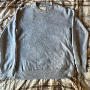 Grå tröja från A Day's March - Säljer en stilren grå tröja från A Day's March. Den är i mycket bra skick och perfekt för både höst och vinter. Tröjan har långa ärmar och ribbade muddar vid ärmslut och nederkant. Supermjuk och bekväm, passar till alla tillfällen! Nypris 1200kr och knappt använd.