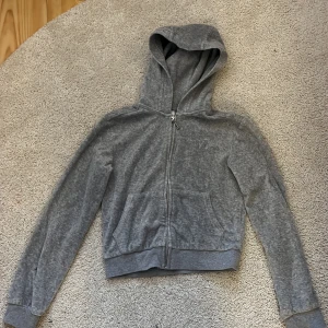 Riktig juicy contour  - Riktig juicy tröja i bra skick som har blivit för liten, storlek 134/140. Riktiga pris: 800kr