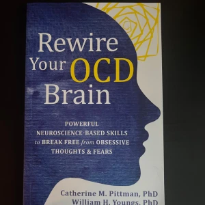 Rewire Your OCD Brain - Boken 'Rewire Your OCD Brain' av Catherine M. Pittman och William H. Youngs erbjuder vetenskapligt baserade strategier för att hantera OCD. Den innehåller tekniker för att bryta sig fri från tvångstankar och rädslor genom att förstå och hantera hjärnans processer. Perfekt för den som vill ta kontroll över sina symptom och leva ett friare liv. Boken är helt ny och oanvänd. Köptes i april 2024 och originalpris för denna bok är cirka 250 kronor.