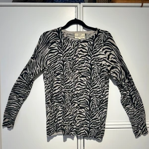 Zebramönstrad kofta  - Säljer en supercool zebramönstrad kofta från 365. Den är svart och vit med knappar hela vägen ner. Perfekt för att liva upp vilken outfit som helst! 🦓